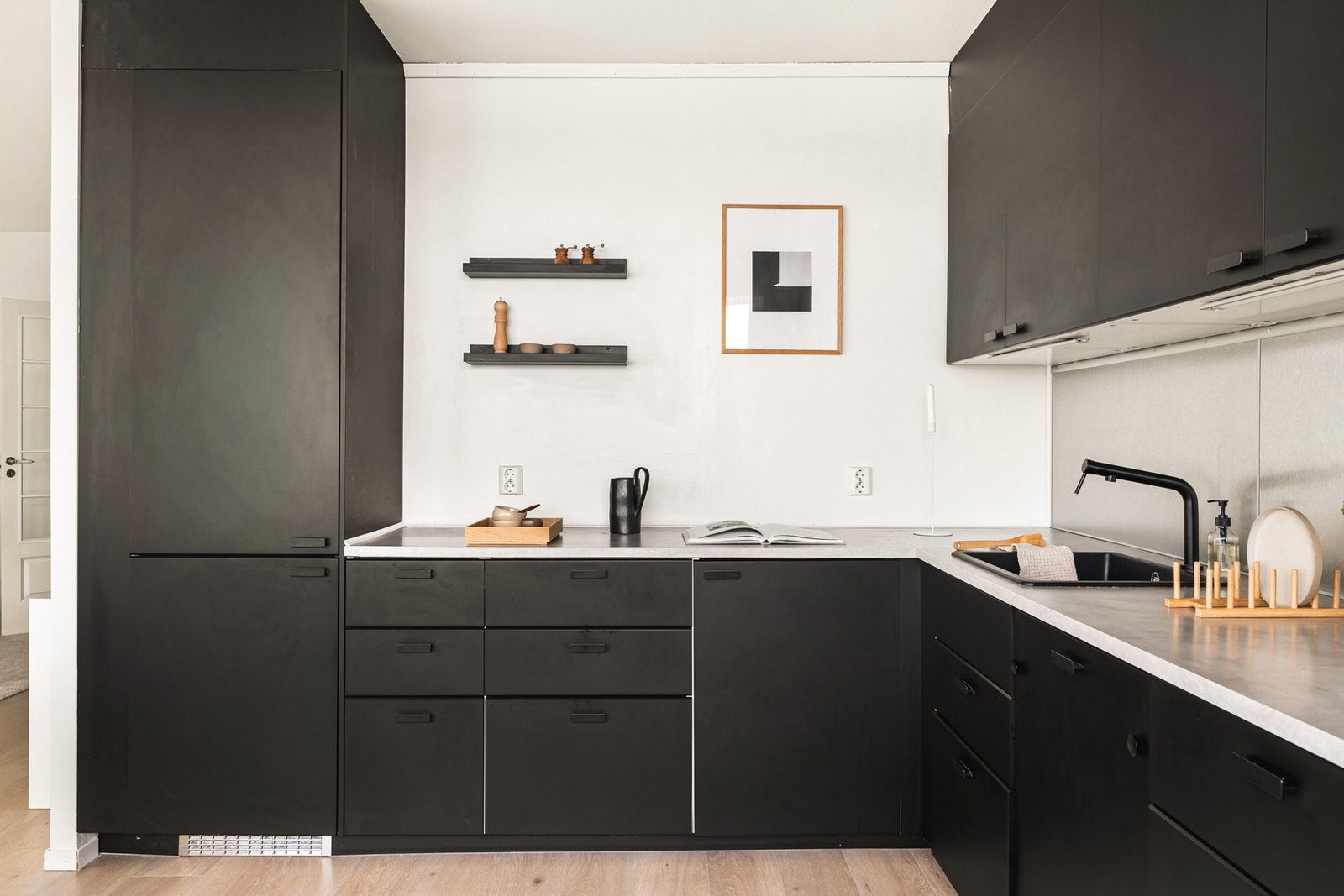 Det er utstyrt med følgende integrerte hvitevarer: Stekeovn, platetopp, ventilator, oppvaskmaskin og kjøleskap med frysedel. Galleribilde