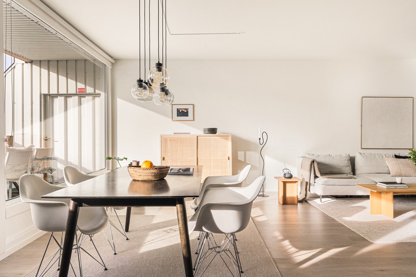 Stuen er en del av en åpen stue- og kjøkkenløsning som måles til 38,4 kvm. Galleribilde