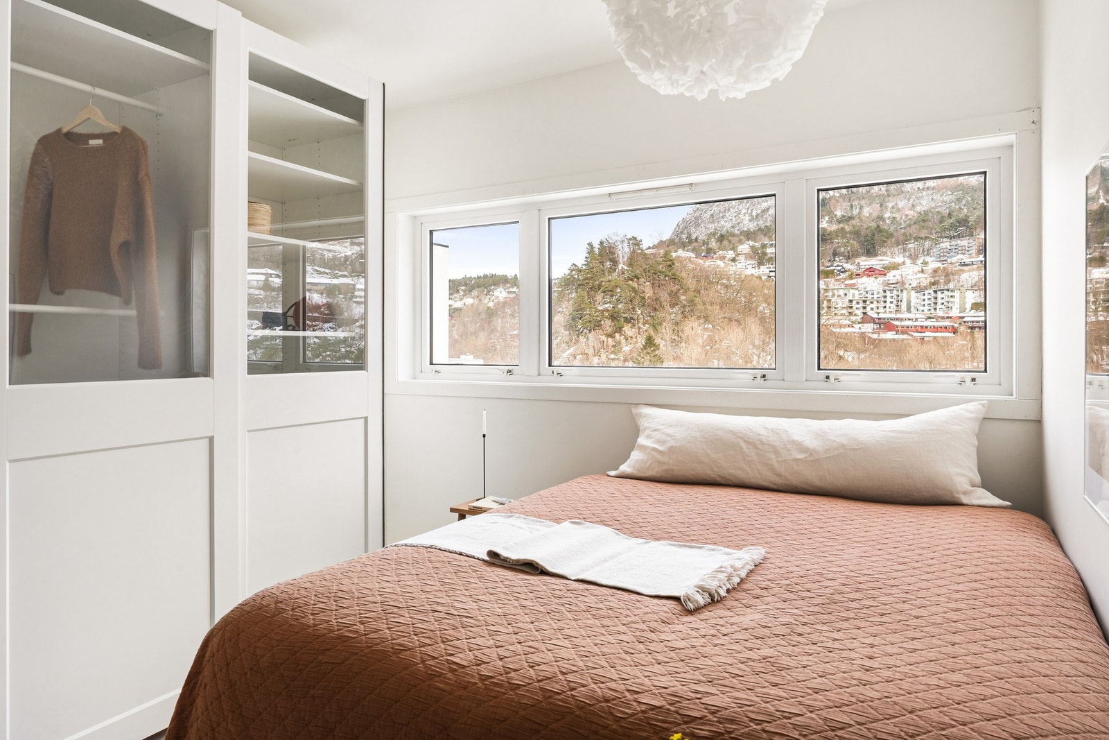 Her er det god plass til å møblere med en stor seng og nattbord. Galleribilde