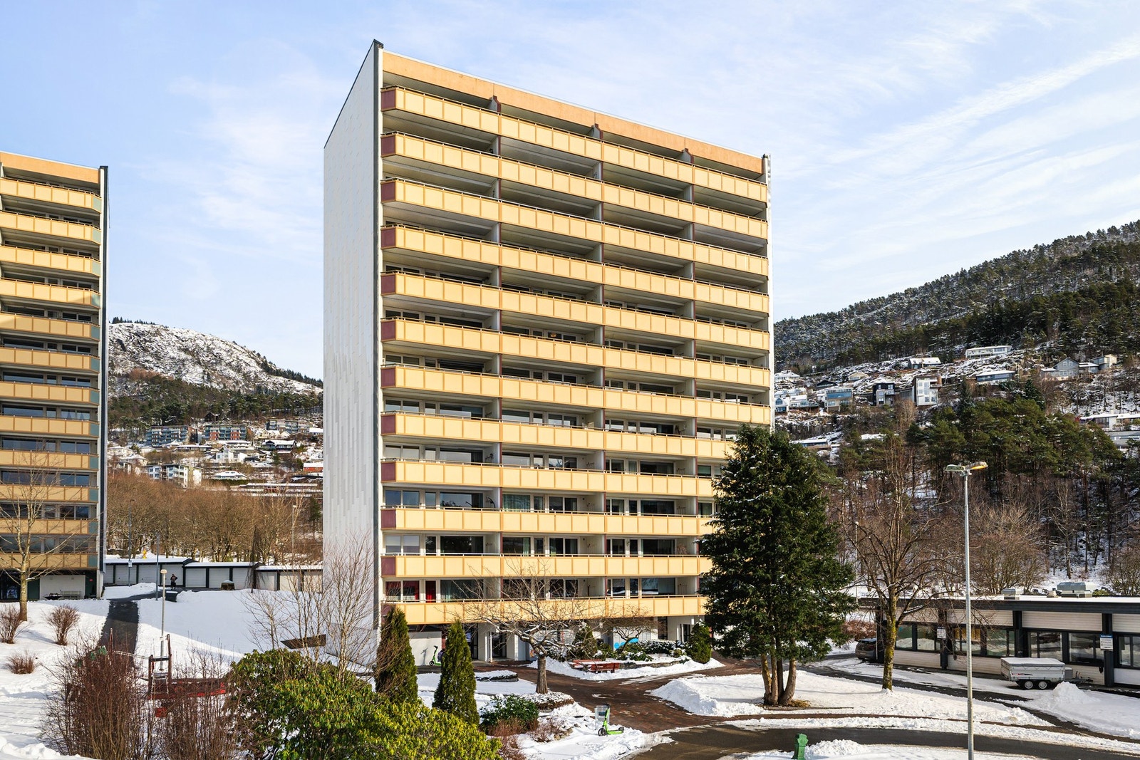 Borettslaget består av 162 leiligheter fordelt på to høyblokker og fem lavblokker. Galleribilde