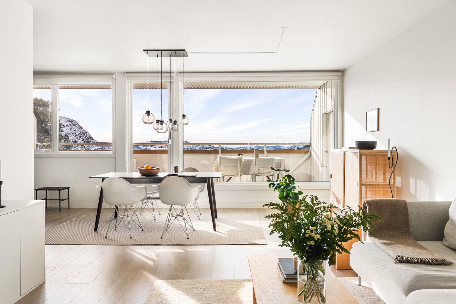 Dette er en fin 3-roms toppleilighet med sørvestvendt balkong, svært gode solforhold og fantastisk utsikt over Fyllingsdalen! Galleribilde