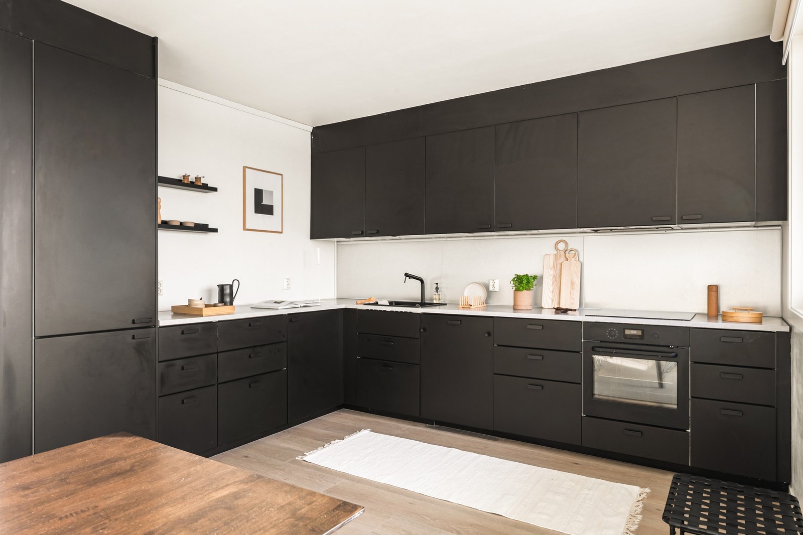 Innredningen består av slette fronter og benkeplate av laminat, og har godt med oppbevaringsplass i skuffer og skap, samt arbeidsplass på benkeplaten. Galleribilde