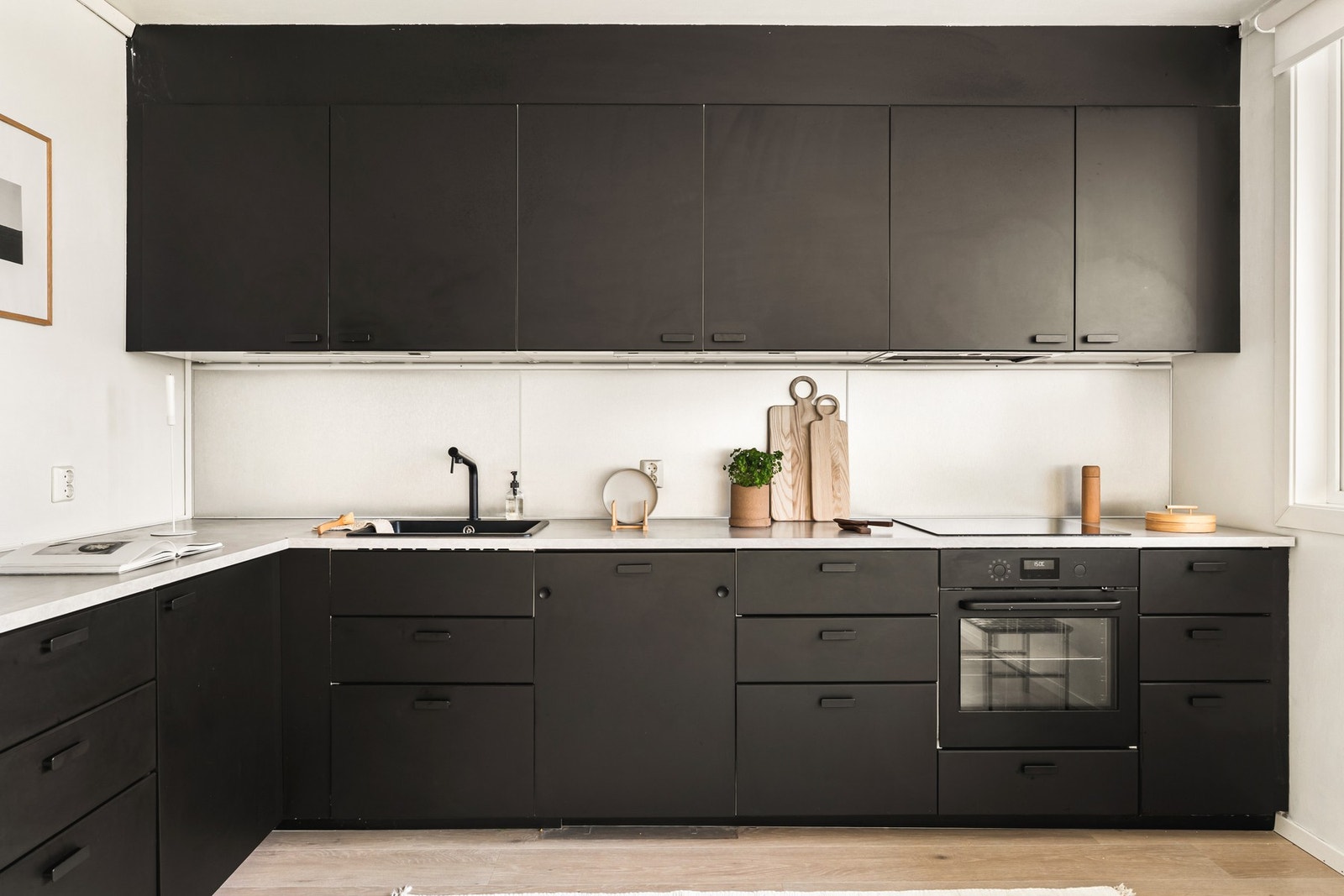 Det lekre og moderne kjøkkenet ble pusset opp i 2021 og levert av IKEA. Galleribilde