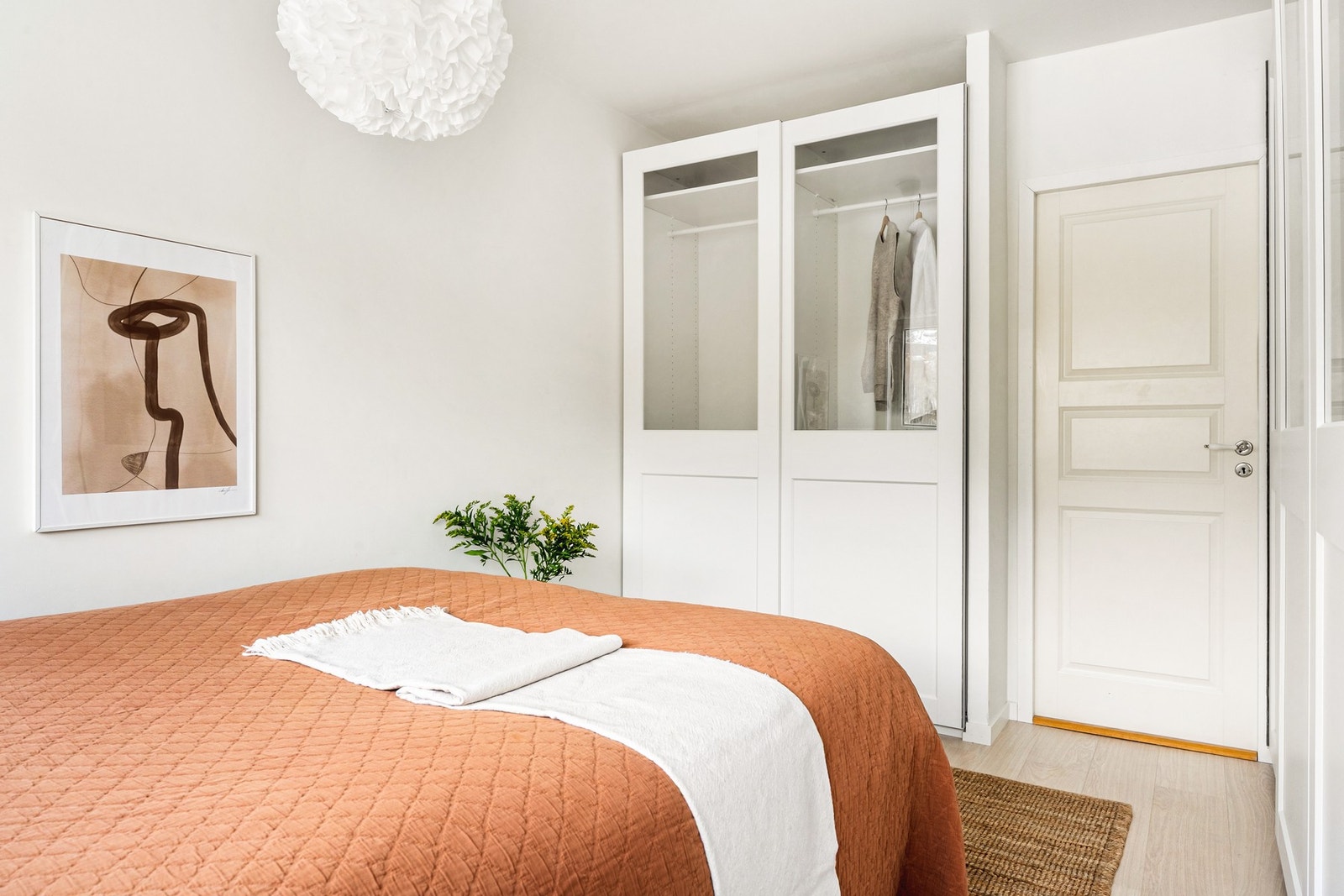 Det er også godt med oppbevaringsplass i flere garderobeskap. Galleribilde