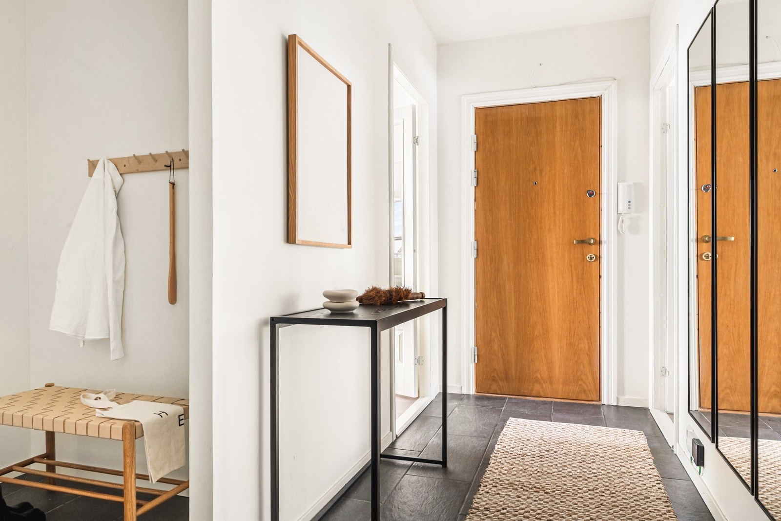 Entréen og gangen er av god størrelse på 7,1 kvm. og er fliselagt på gulv. Galleribilde