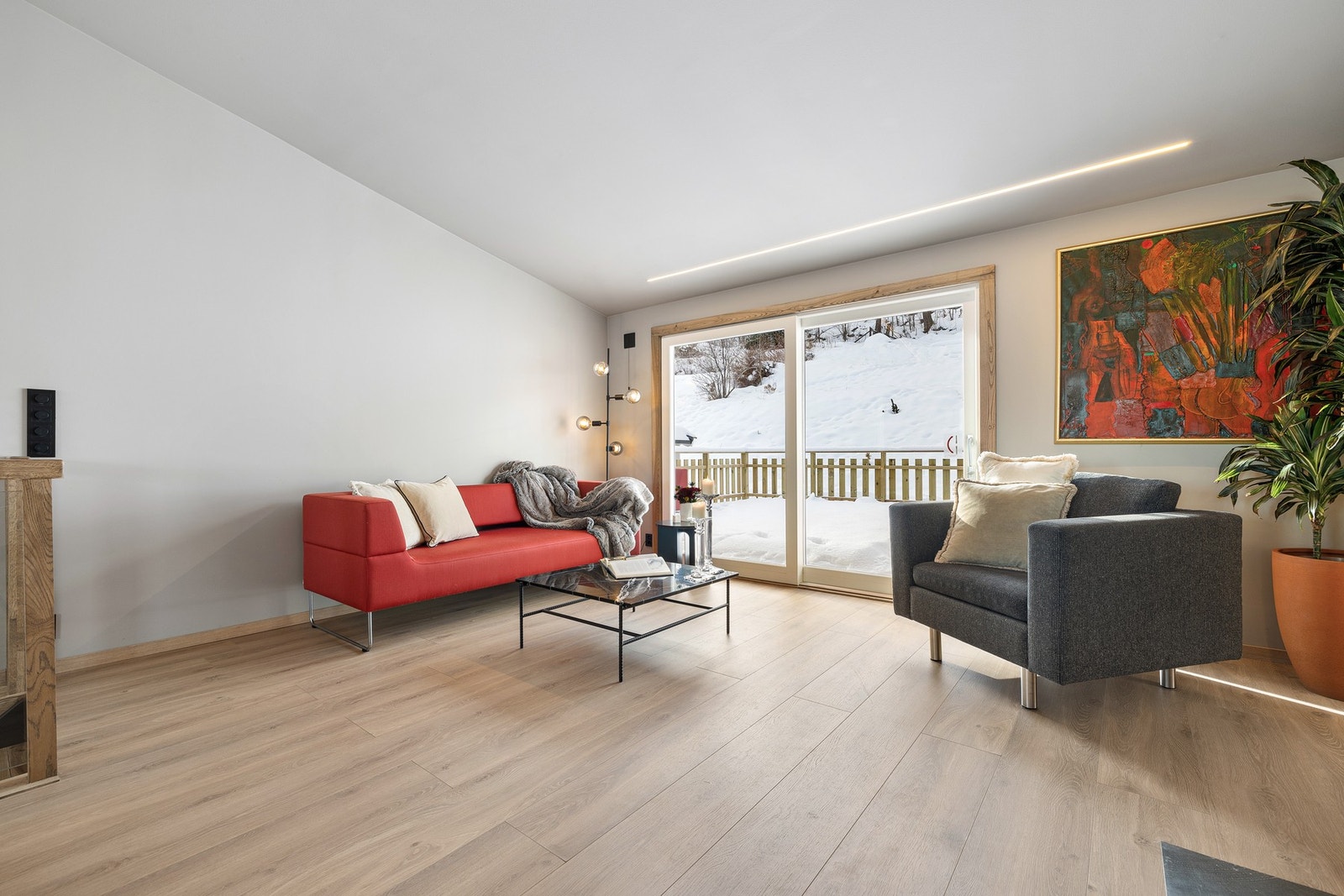 Store vindusflater slipper inn rikelig med naturlig lys. Galleribilde