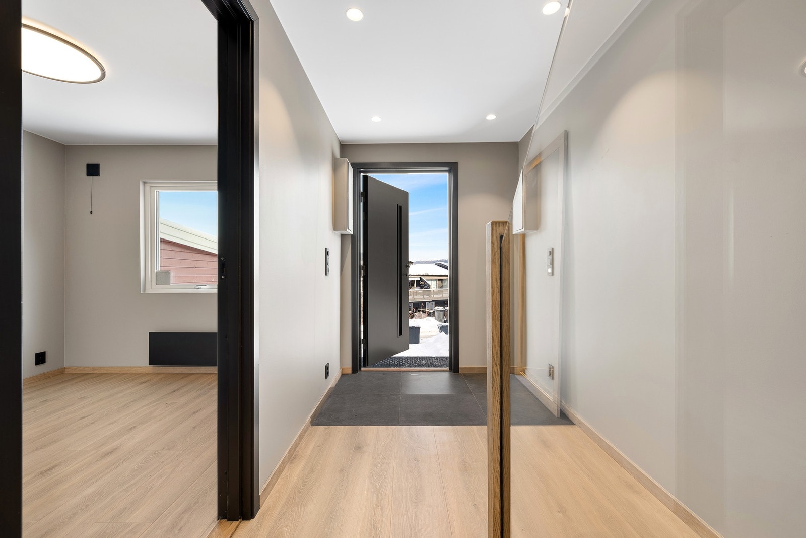 Inngang med fliser på gulv med varmekabler Galleribilde