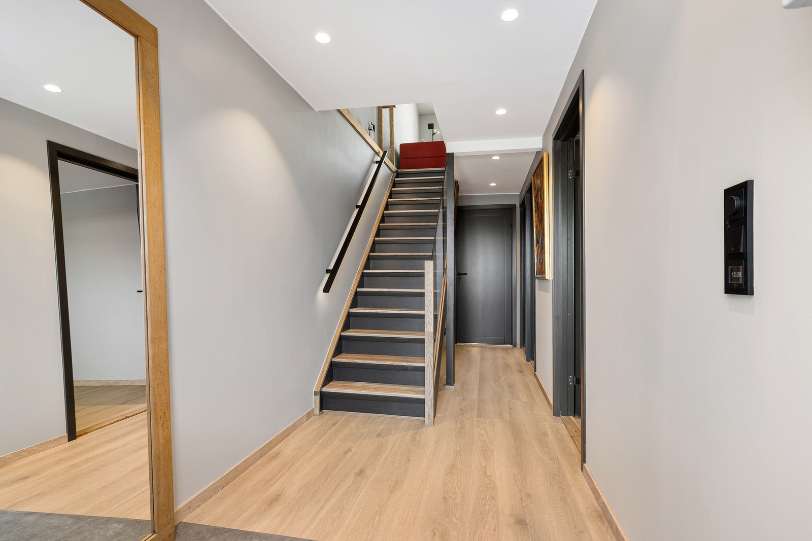 Romslig gang med gjennomgående moderne overflater Galleribilde