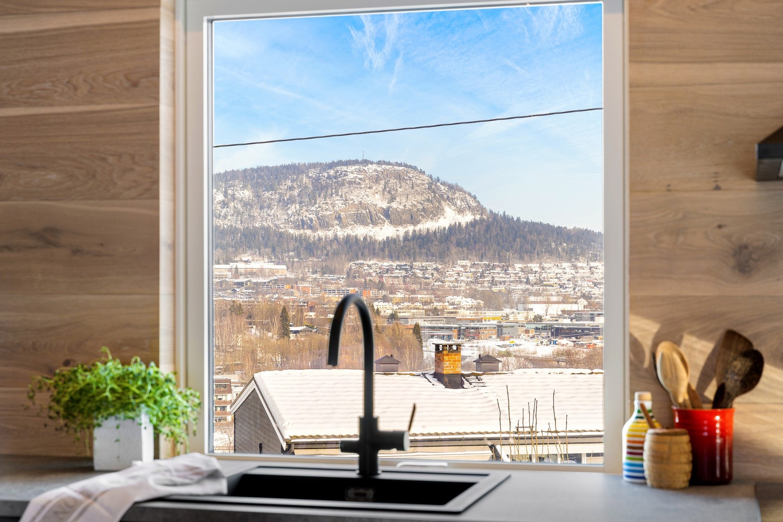 Flott utsyn og rolig beliggenhet i etablert boligområde. Galleribilde