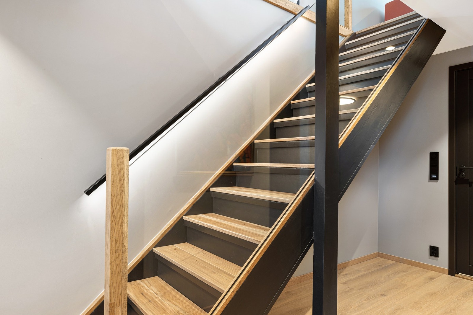 Oppgradert trappeløp med rene linjer og moderne uttrykk Galleribilde