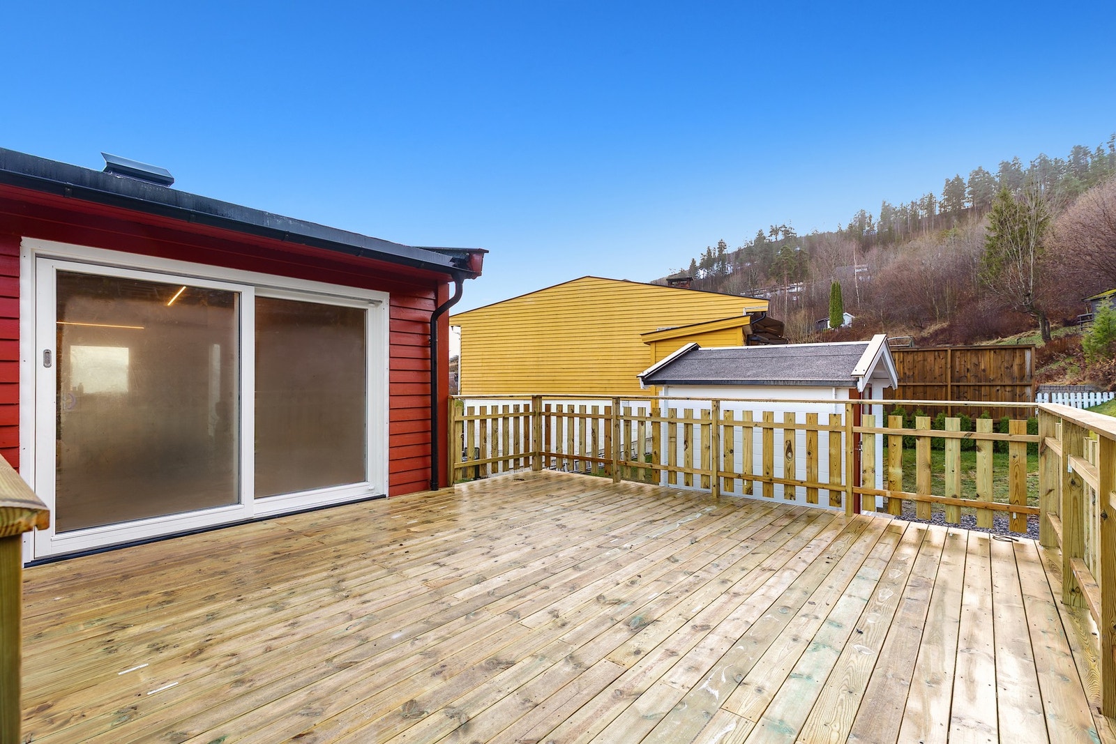 Romslig og solrik terrasse med god plass til utemøbler. Galleribilde