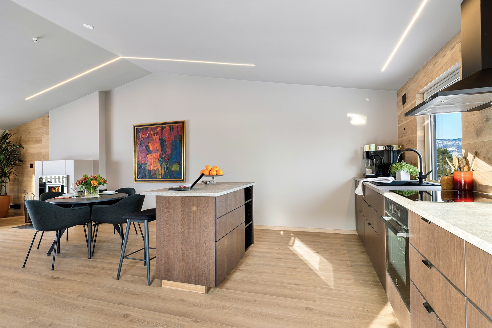 Kjøkkenøy med integrerte hvitevarer og moderne detaljer. Galleribilde