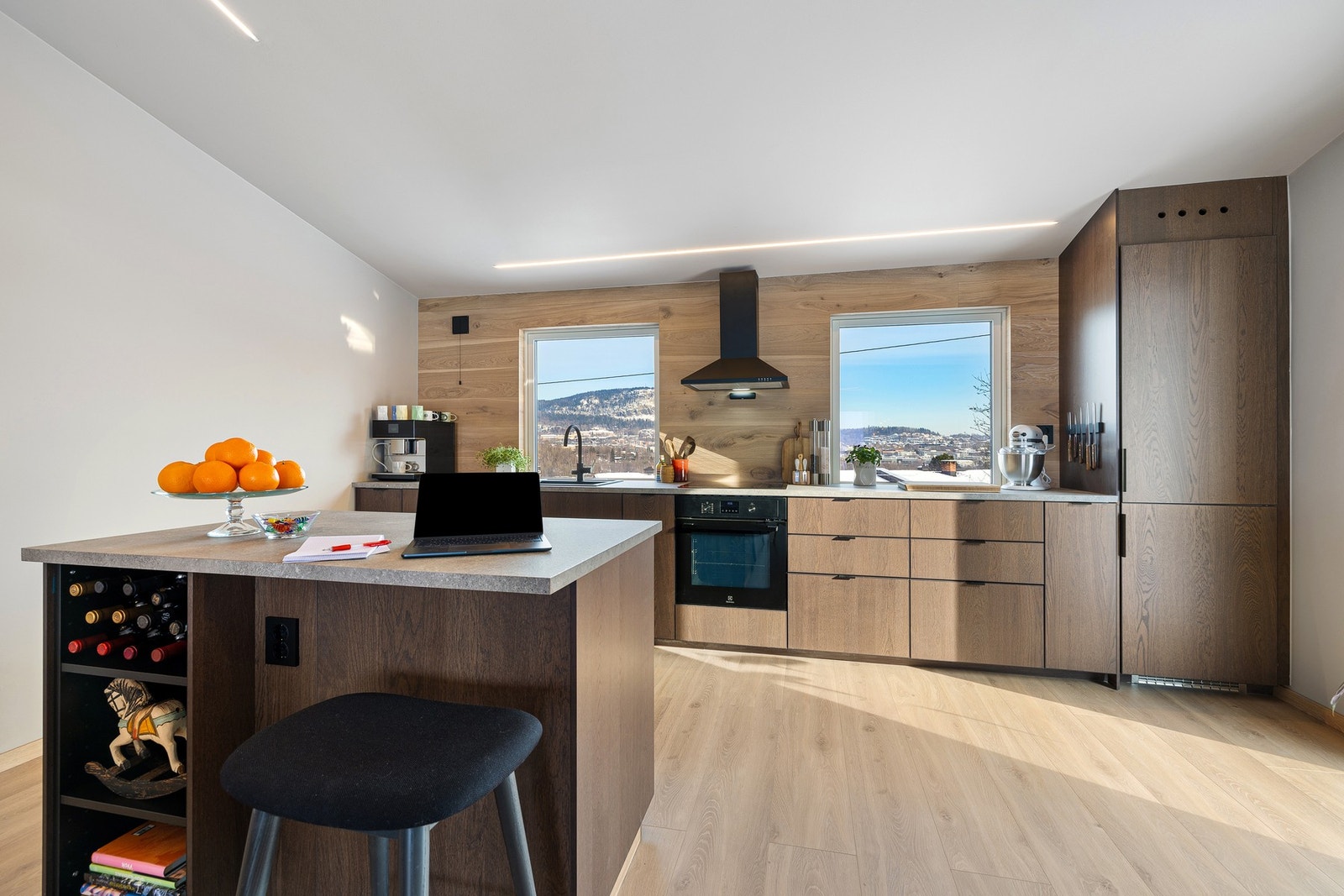 Gjennomført materialvalg og stilrent uttrykk. Galleribilde