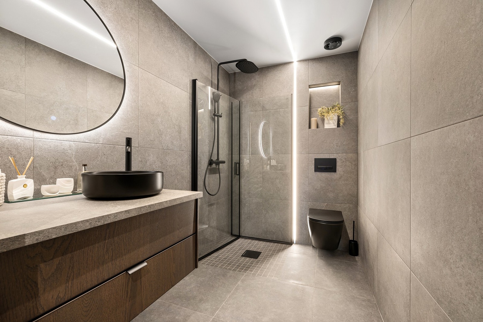 Delikat flislagt bad fra 2025 med gulvvarme og downlights. Galleribilde