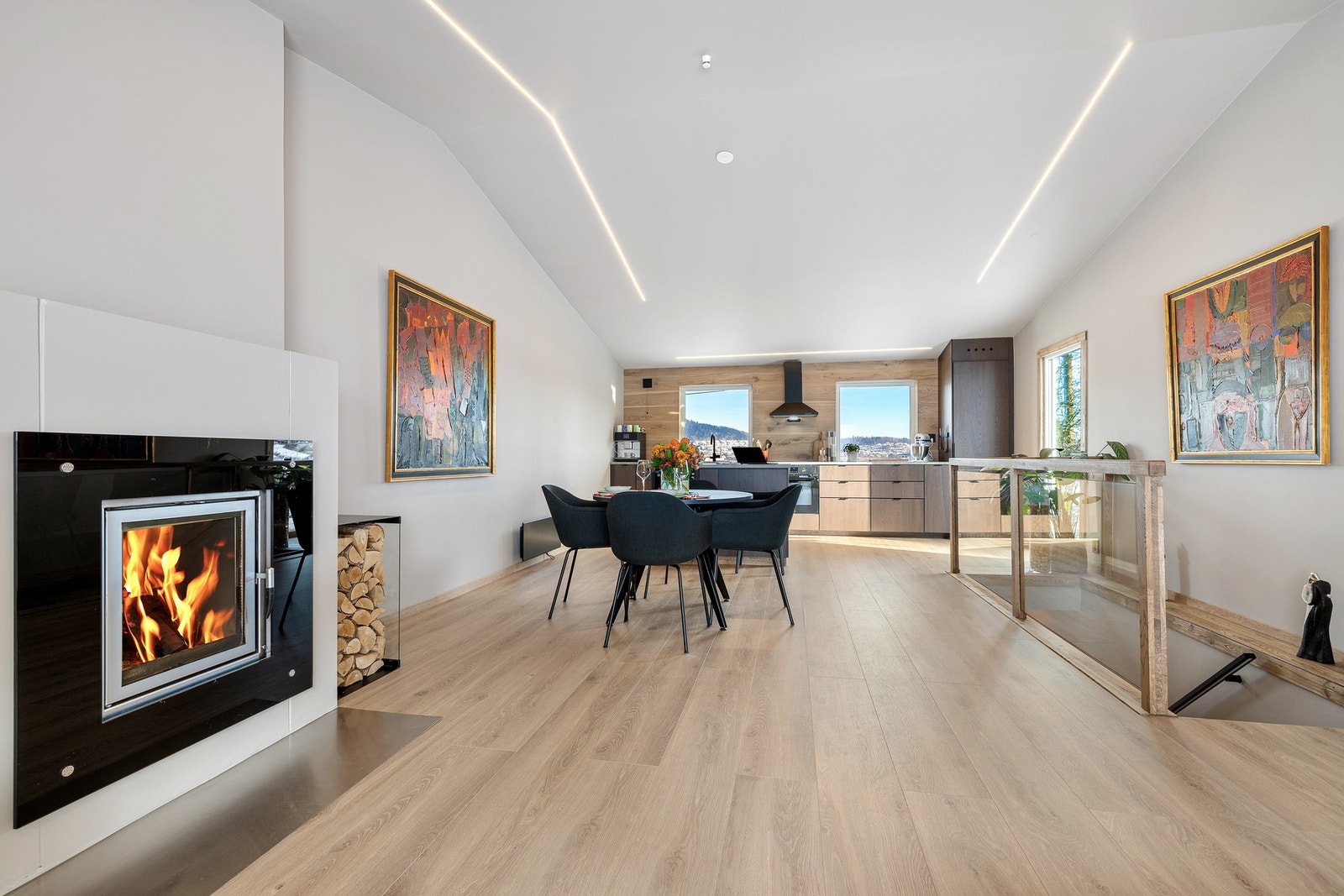 Lys og åpen stue-/kjøkkenløsning - gjennomført modernisert i 2025. Galleribilde