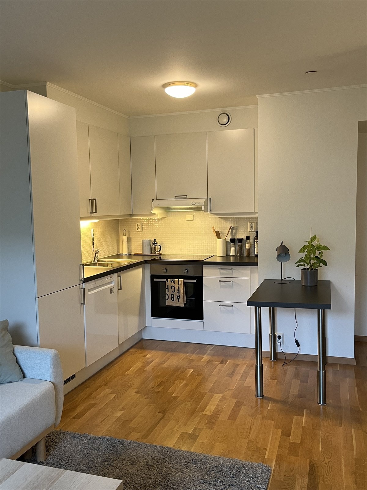 Stilrent og moderne kjøkken med lyse fronter og integrerte hvitevarer som gir et helhetlig og eksklusivt preg. Galleribilde