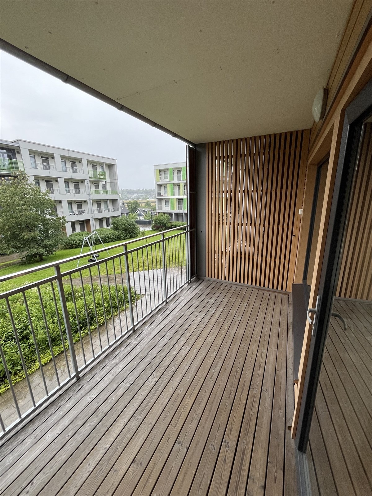 Fra stuen er det direkte utgang til balkong som en attraktiv forlengelse av oppholdsrommet. Galleribilde