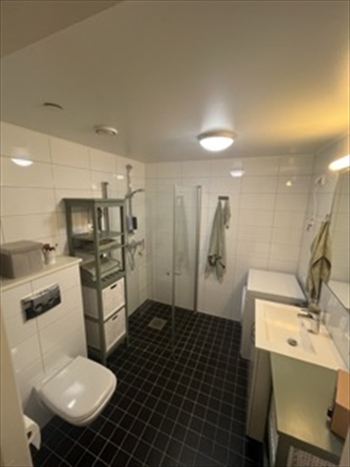 Delikat, flislagt bad med fliser på både vegger og gulv. Galleribilde