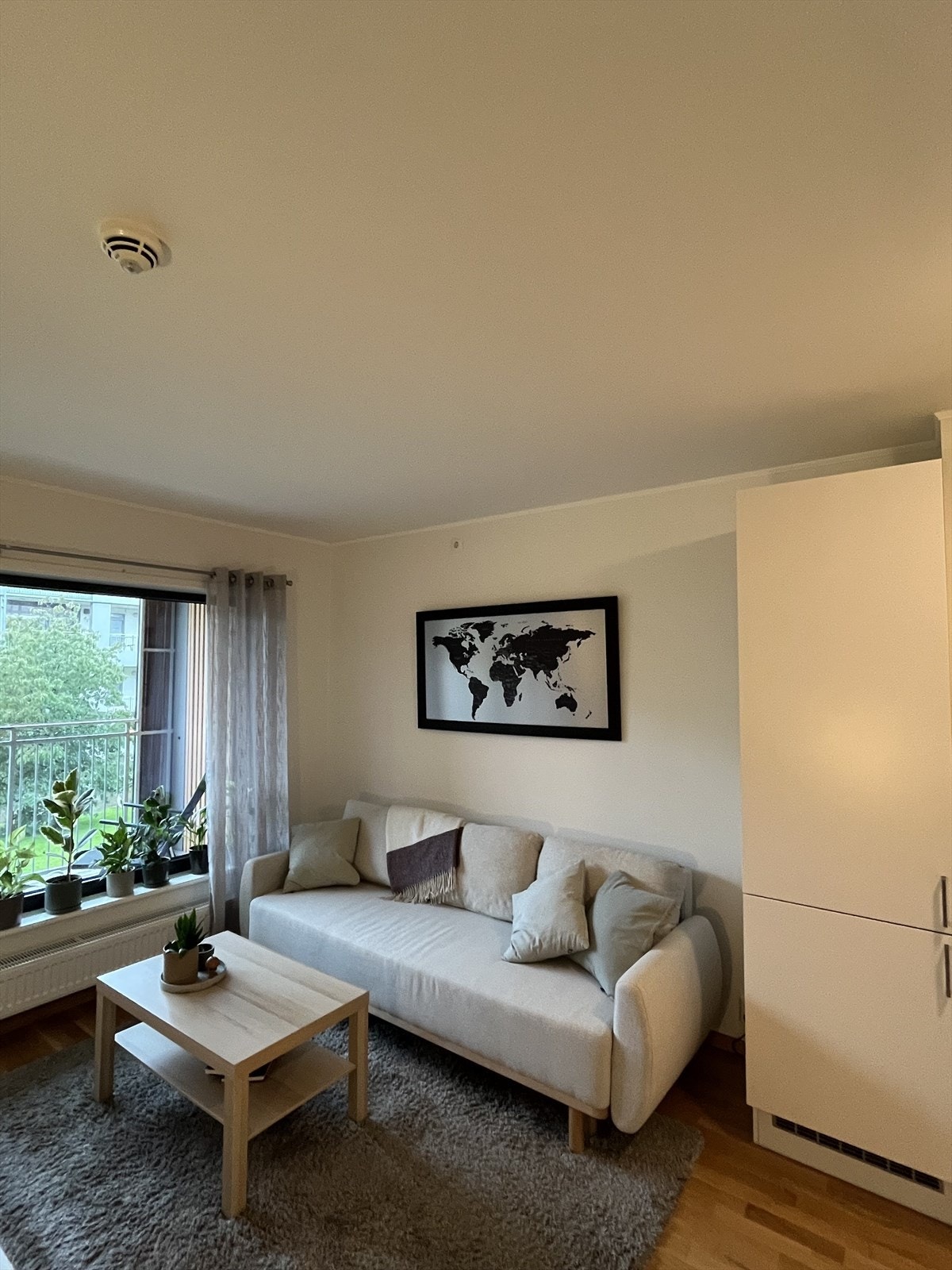 Romslig og lys stue med parkettgulv og malte vegger i tidsriktige farger. Galleribilde