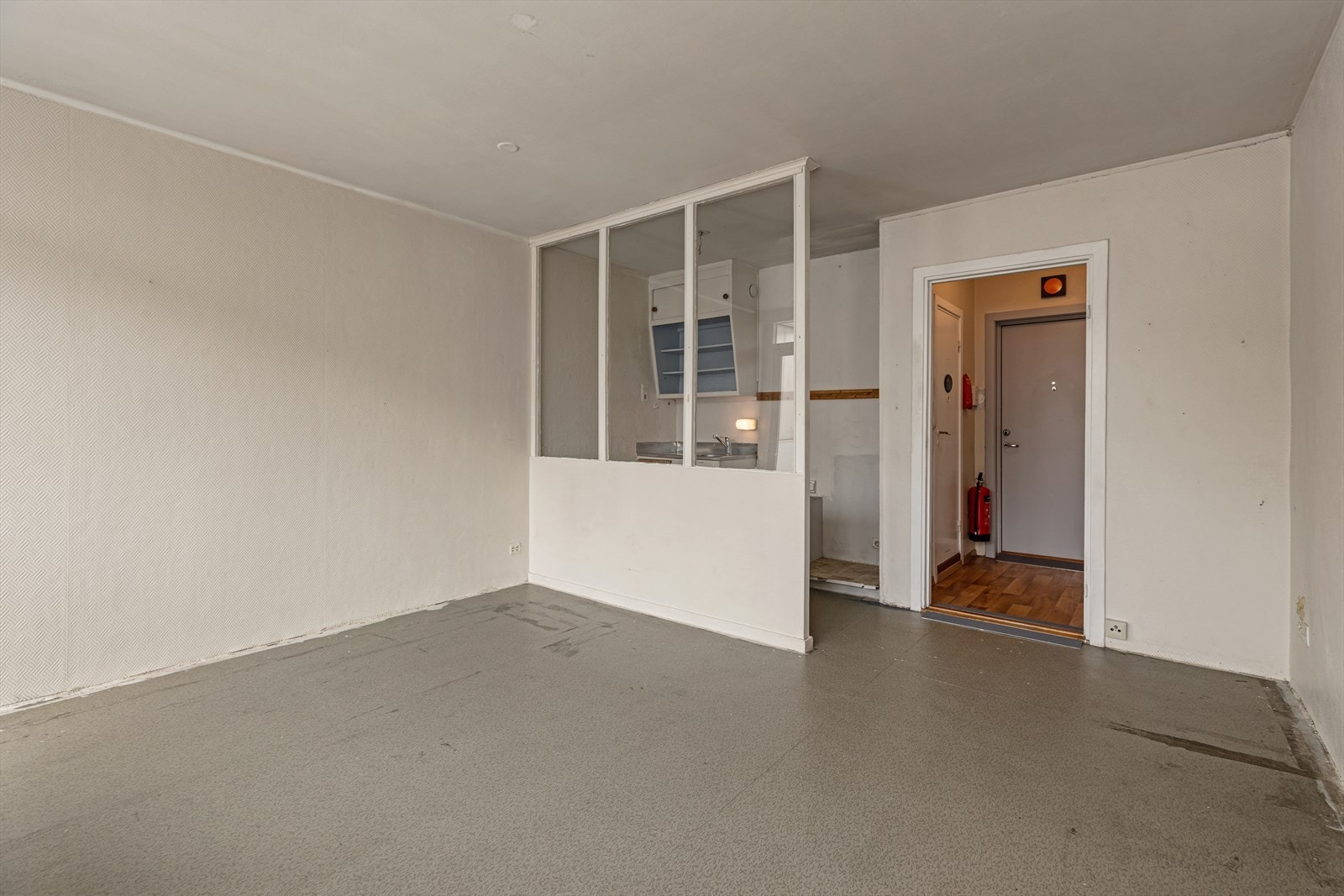 Kjøkken og stue/soverom ligger i en delvis åpen løsning. Galleribilde