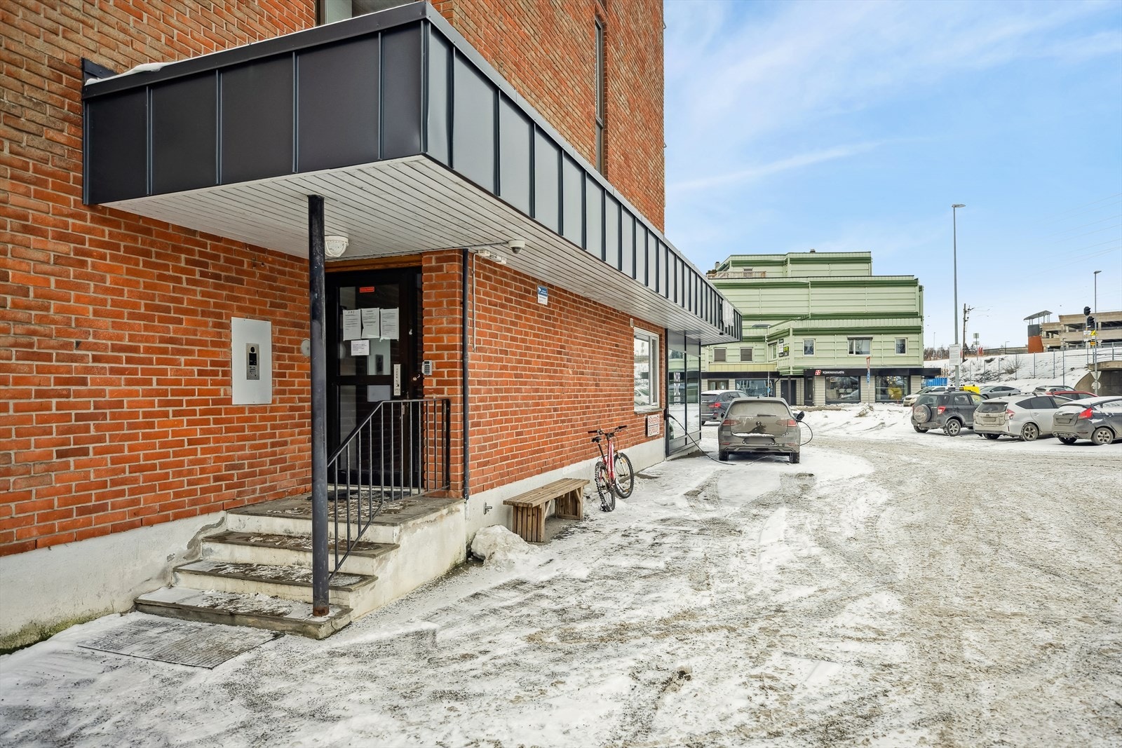 Inngangsparti på østsiden av leilighetskomplekset. Galleribilde