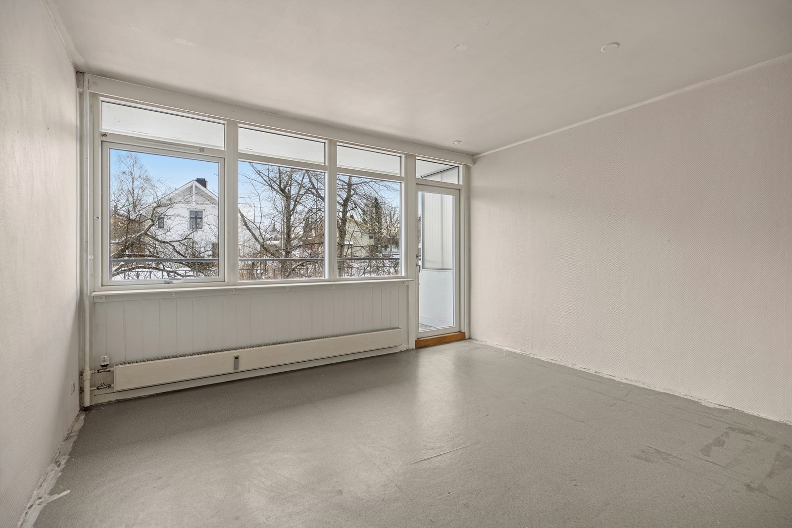 Store vindusflater som gir rikelig med lysinnslipp. Utgang til balkong. Galleribilde