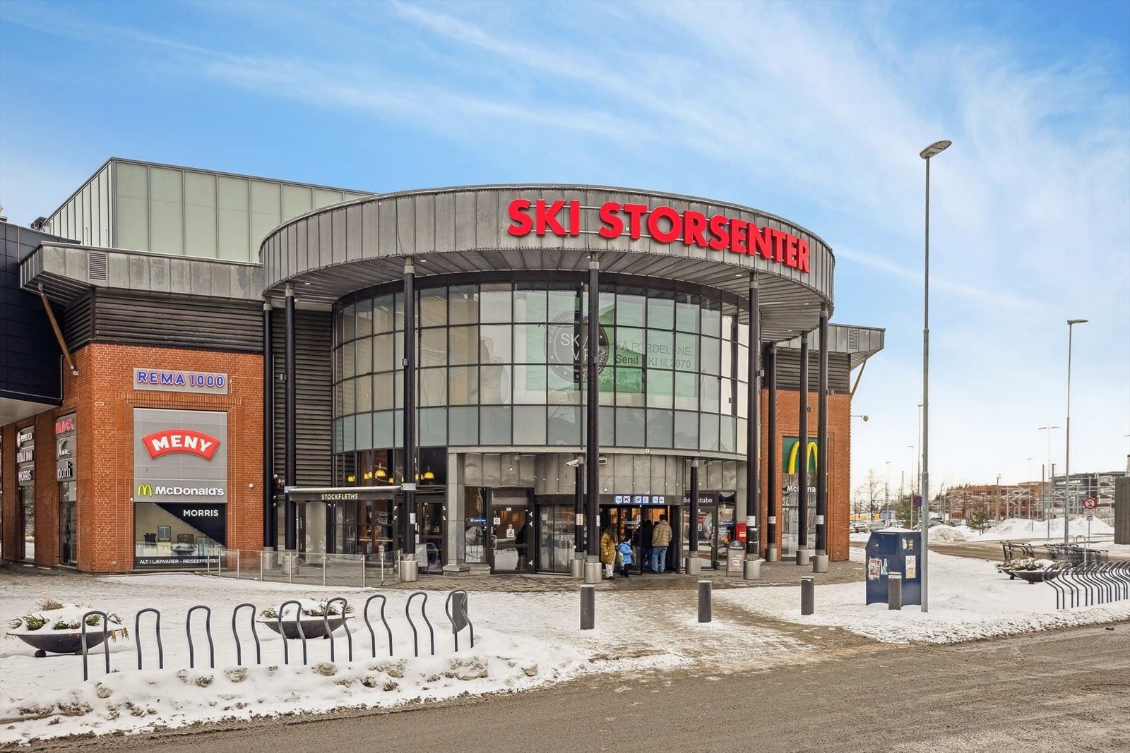 Ski Storsenter ligger i gangavstand unna leiligheten, og huser ca. 140 butikker, kino, serveringssteder, treningssenter og helsetjenester. Galleribilde
