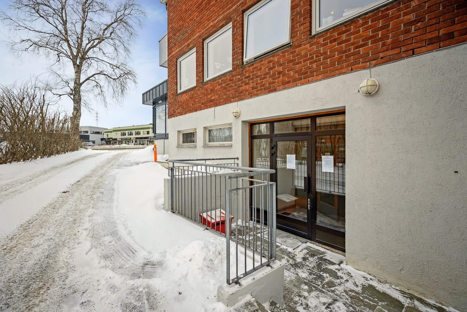 Inngangsparti på vestsiden av bygget. Galleribilde