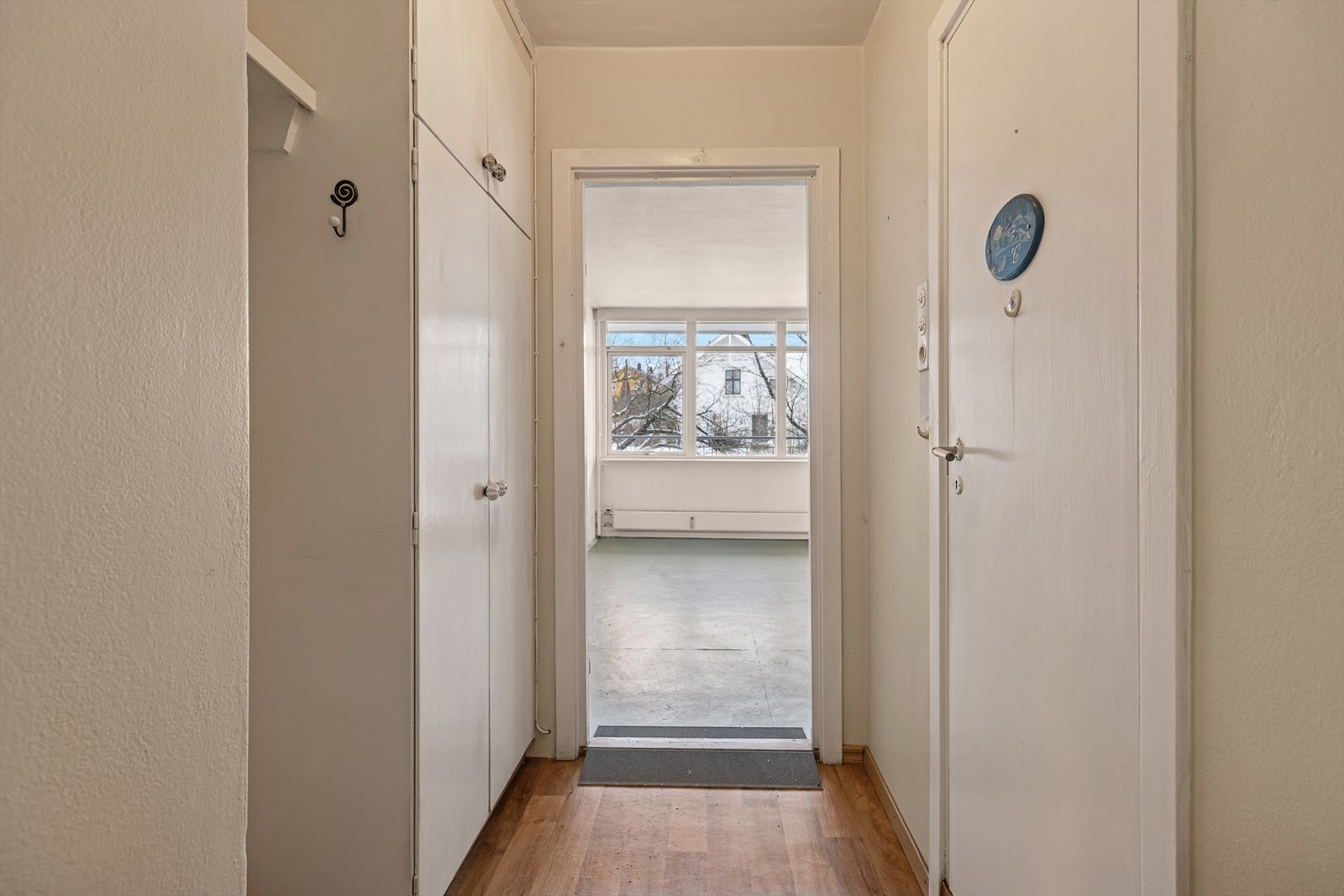 Entré med plassbygget garderobeskap Galleribilde