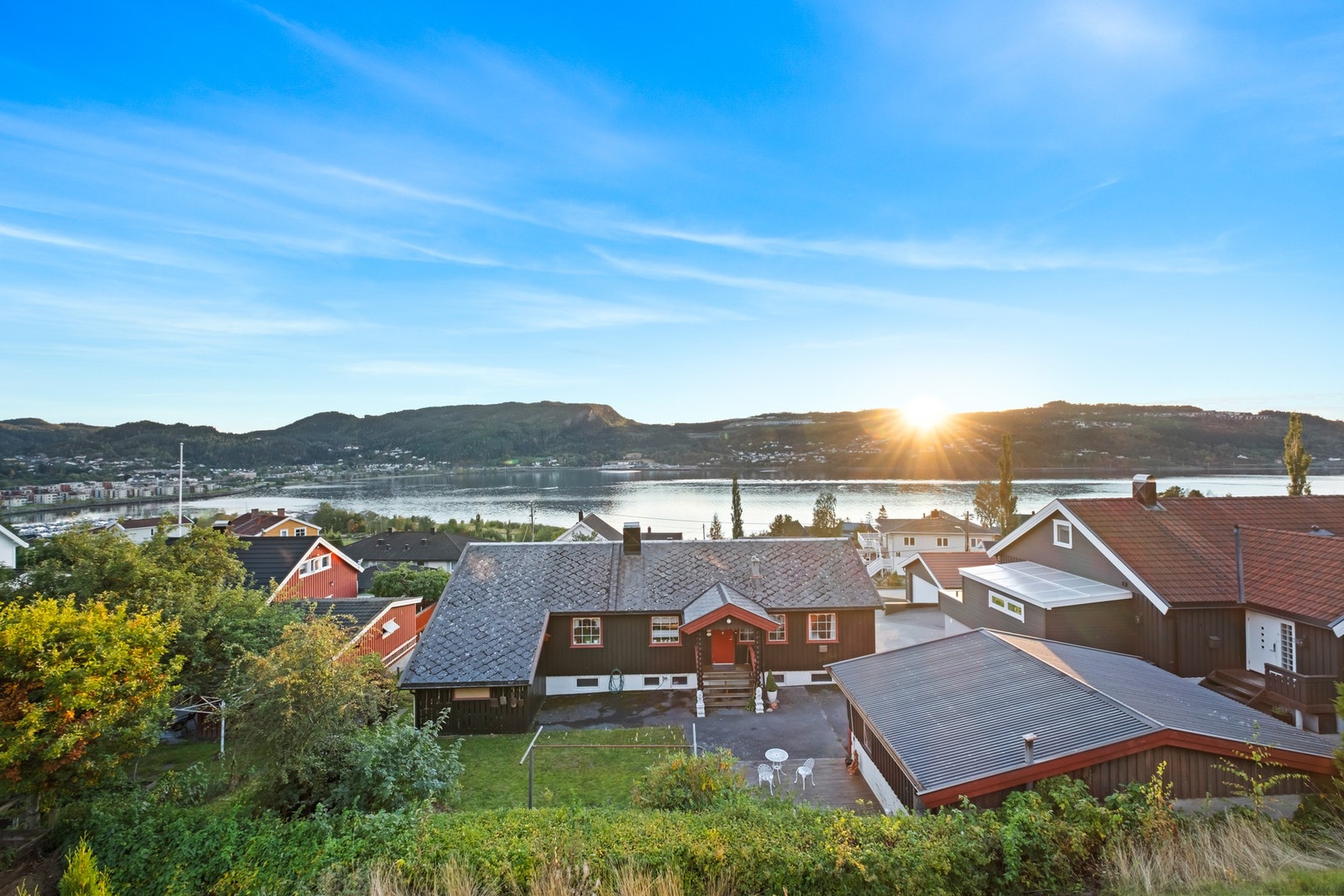 Sveianvegen 4 A har en svært attraktiv og fredelig beliggenhet i et veletablert boligområde i Solbakkan, Hommelvik, Malvik kommune. Galleribilde
