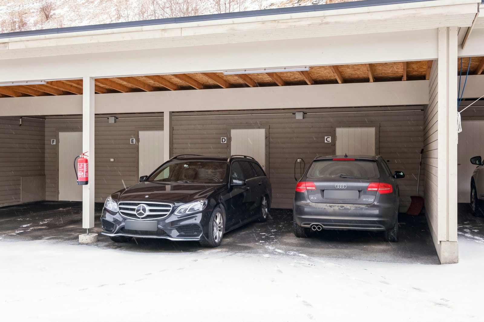 Andelen disponerer fast parkeringsplass i carport. Egen bod i bakkant. Galleribilde