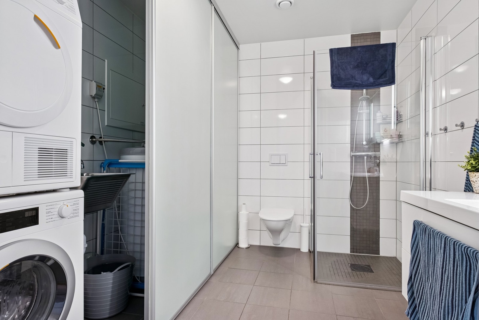 Badet er praktisk med skyvedører. Opplegg for vaskemaskin og skylleskum. Galleribilde