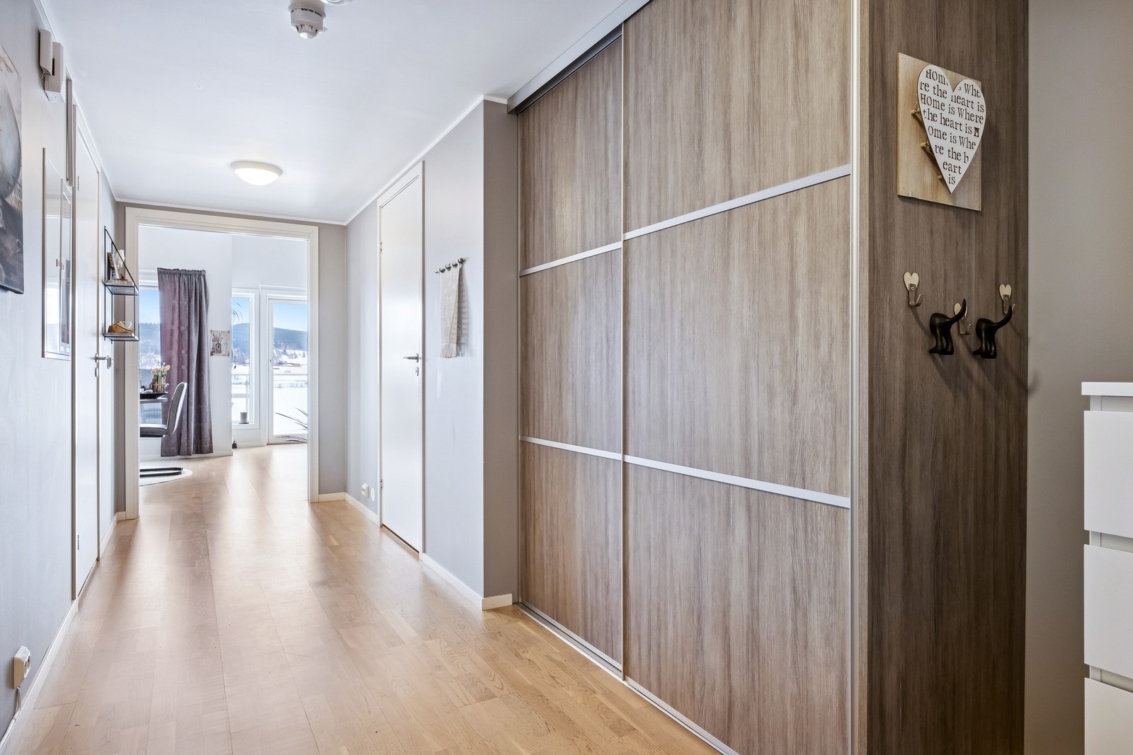 Gang med skyvedørsgarderobe Galleribilde