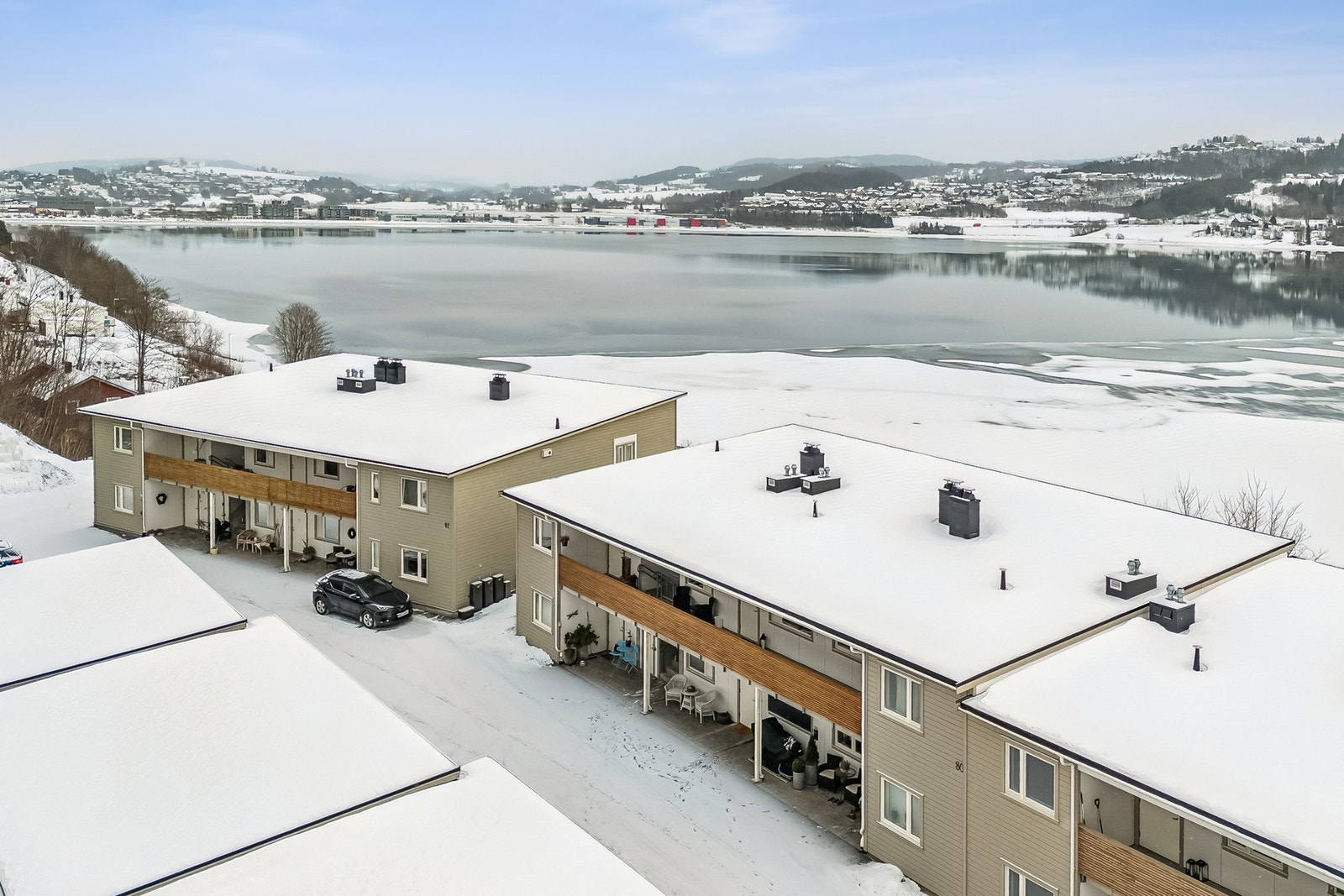 Fasade. Boligen ligger fint til med åpen utsikt. Galleribilde