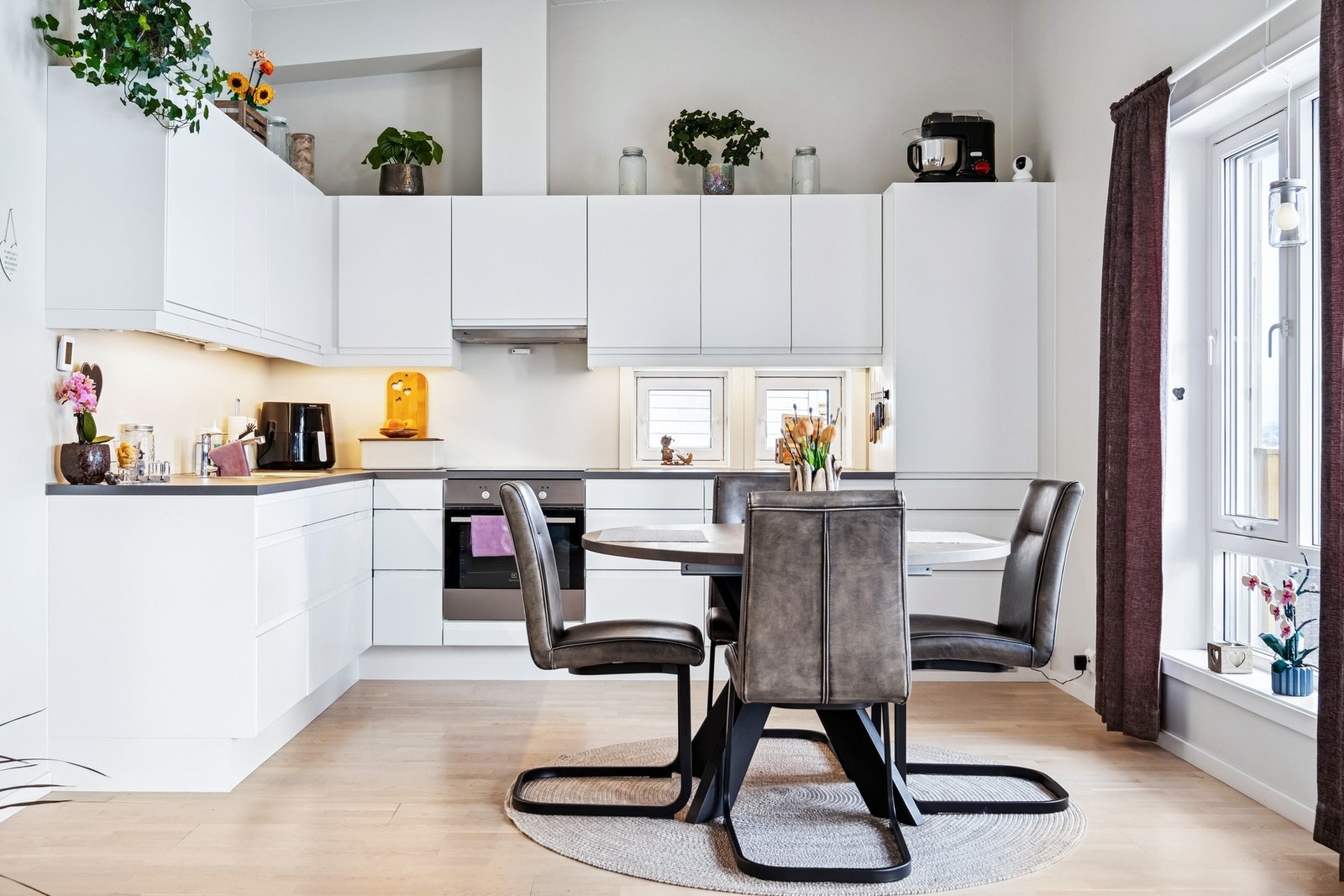 Romslig kjøkken med mye skap og benkeplass. Galleribilde