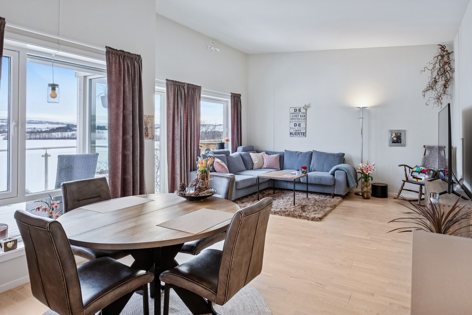 Store vindusflater som slipper inn godt med naturlig lys. Fantastisk utsikt. Galleribilde