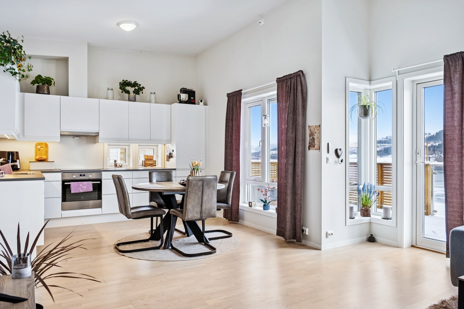 Lys og innbydende stue med høy himling. Galleribilde