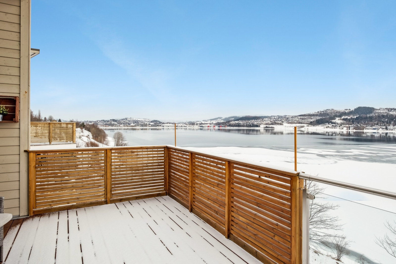 Romslig veranda med flott utsikt utover Eidsbotn og Moan. Galleribilde