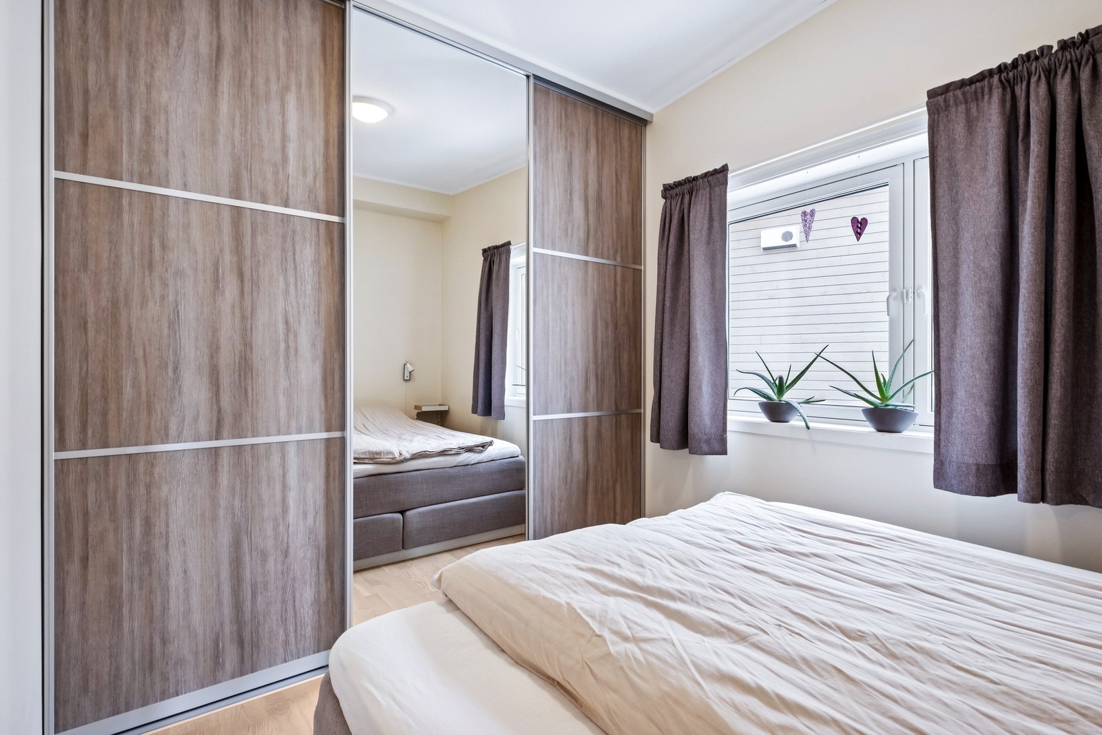 Hovedsoverom med romslig garderobeløsning. Galleribilde