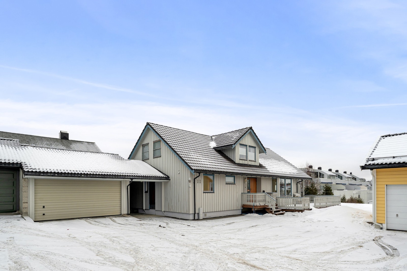 Eneboligen har en stor dobbelgarasje ca 40m². Galleribilde