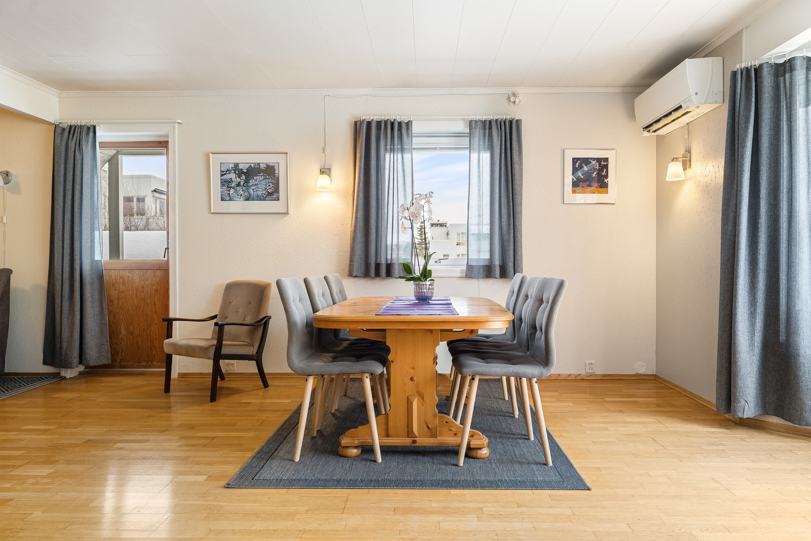 God plass til spisebord av ønsket størrelse. Galleribilde