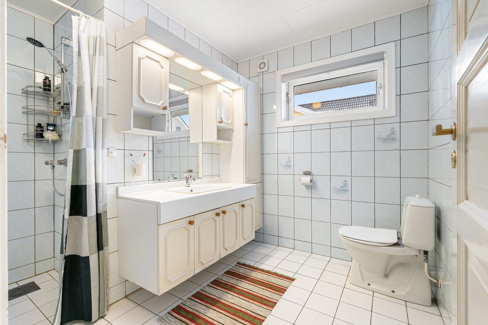 Stort og flislagt bad på 7,5m². Galleribilde