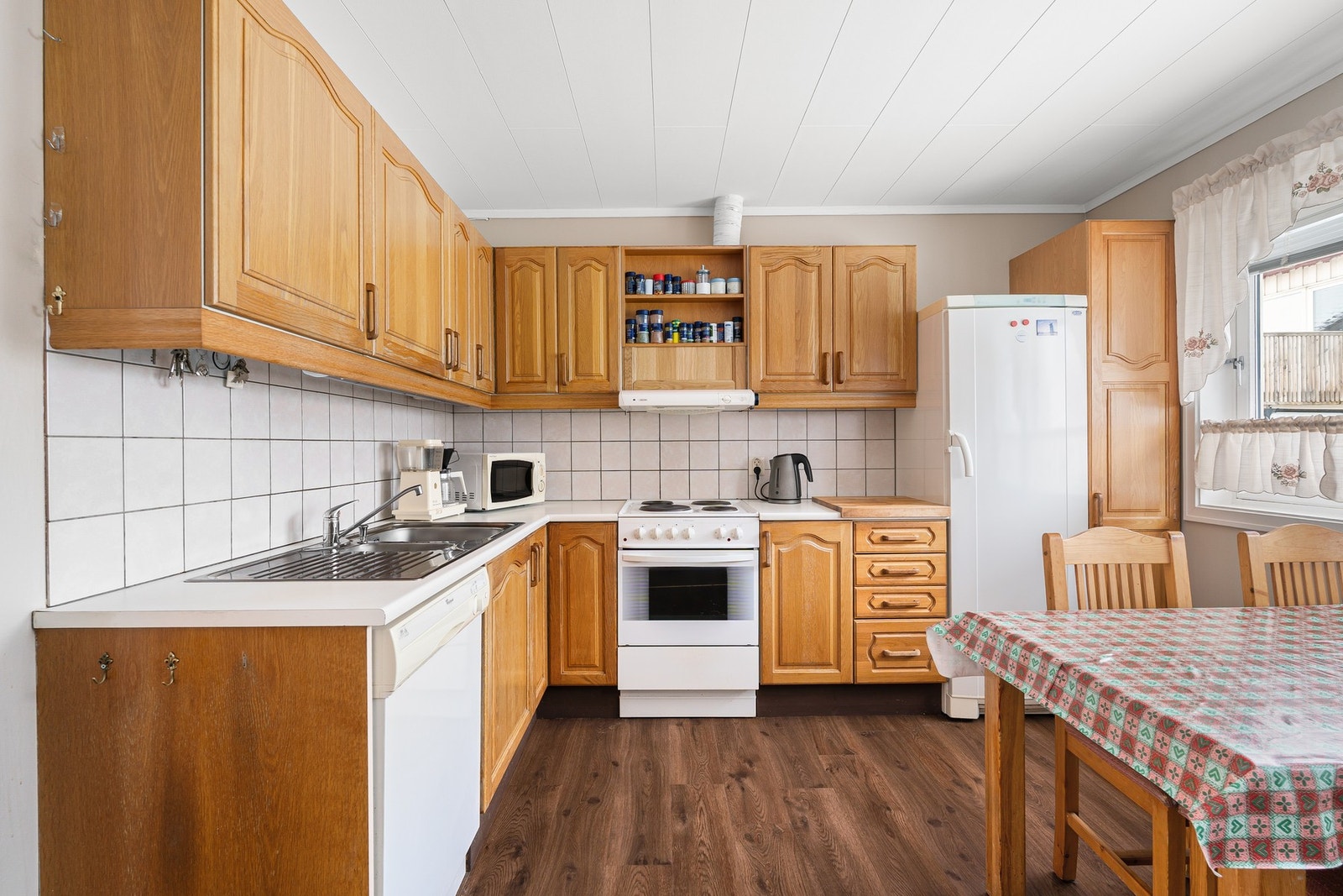 Romslig kjøkken med mye skap og benkeplass. Galleribilde