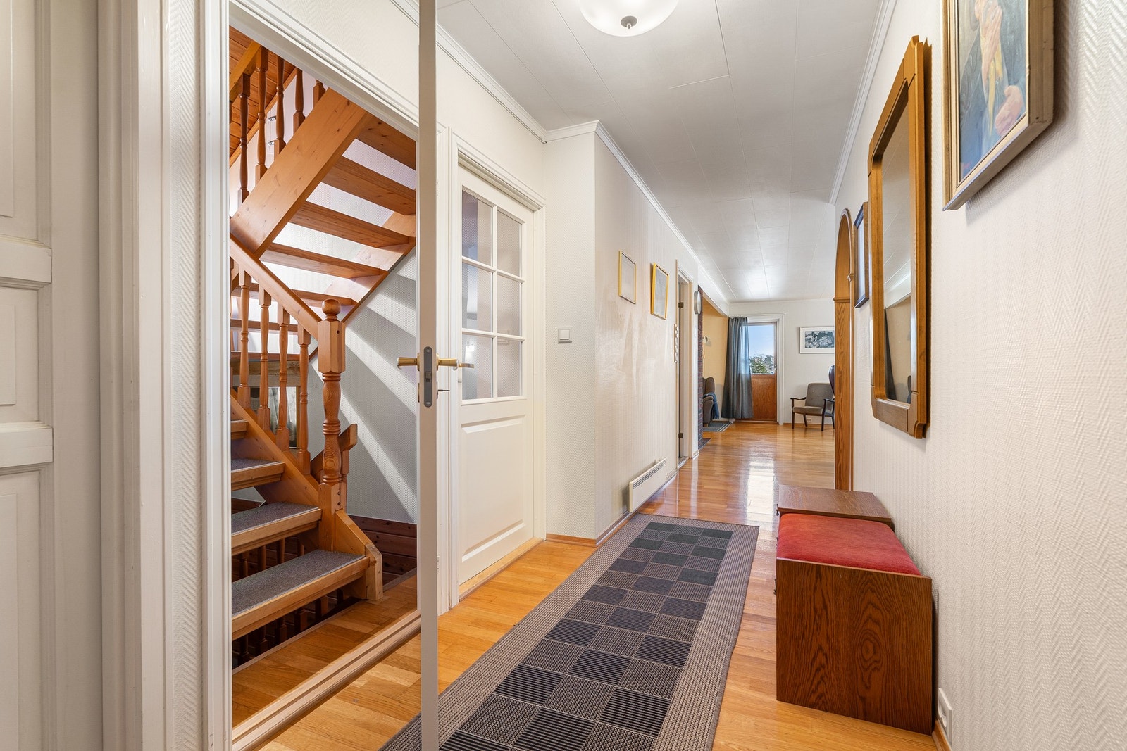 Det er trapp mellom alle etasjene slik at man kan benytte alt arealet selv. Galleribilde