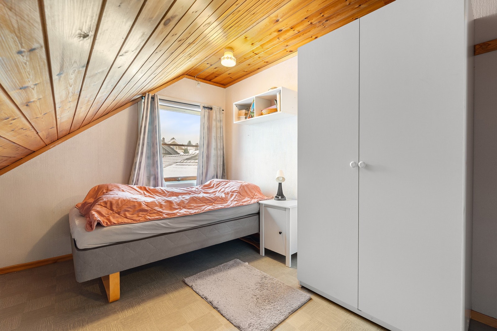 Soverom i loftsetasje. Galleribilde