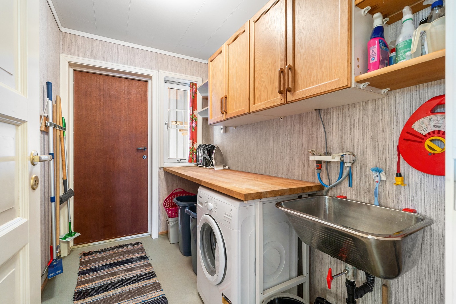 Praktisk med egen inngang til vaskerommet. Galleribilde