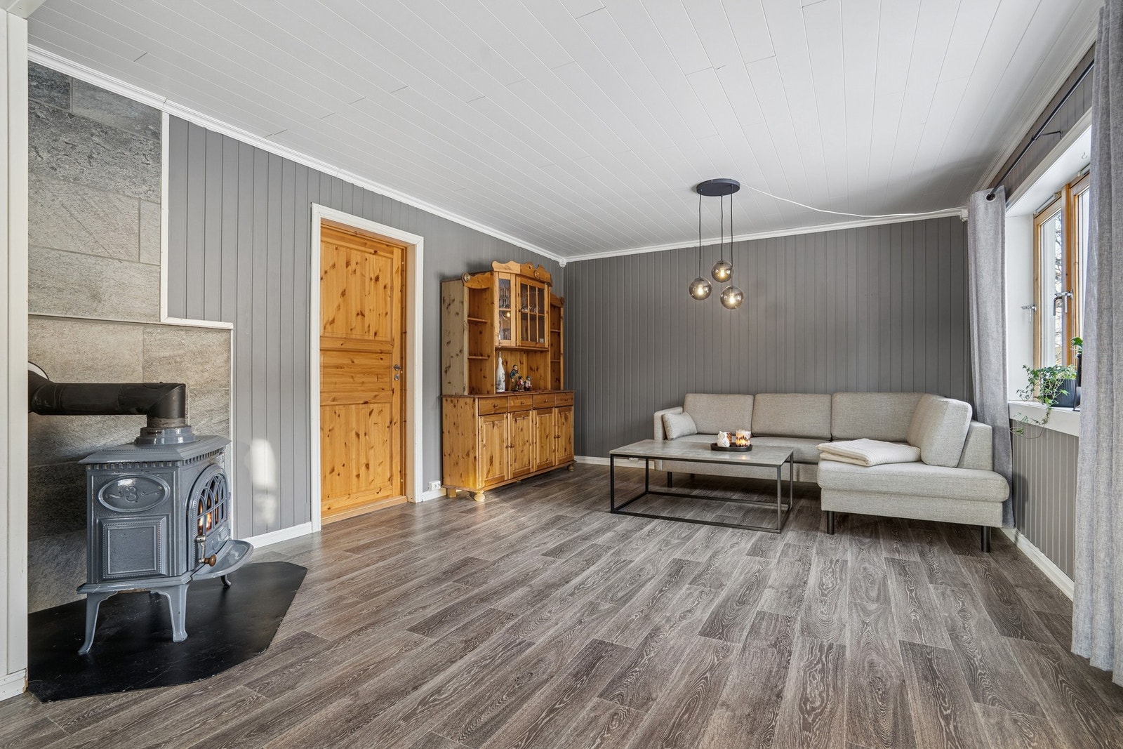 Laminat på gulv, malt overflate på vegger og malt overflate i himling. Galleribilde