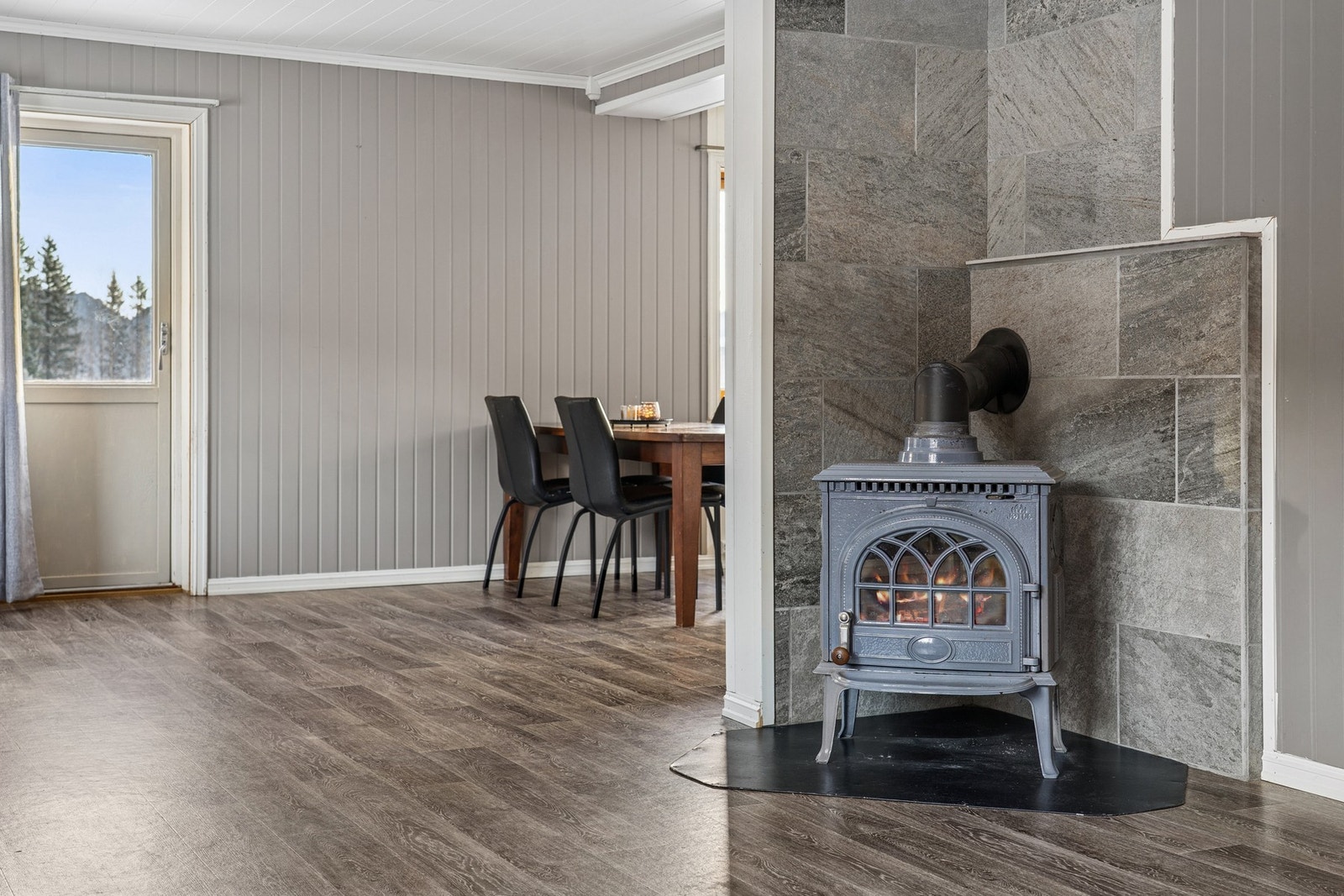 Utstyrt med varmepumpe, vedovn og utgang til terrasse. Galleribilde