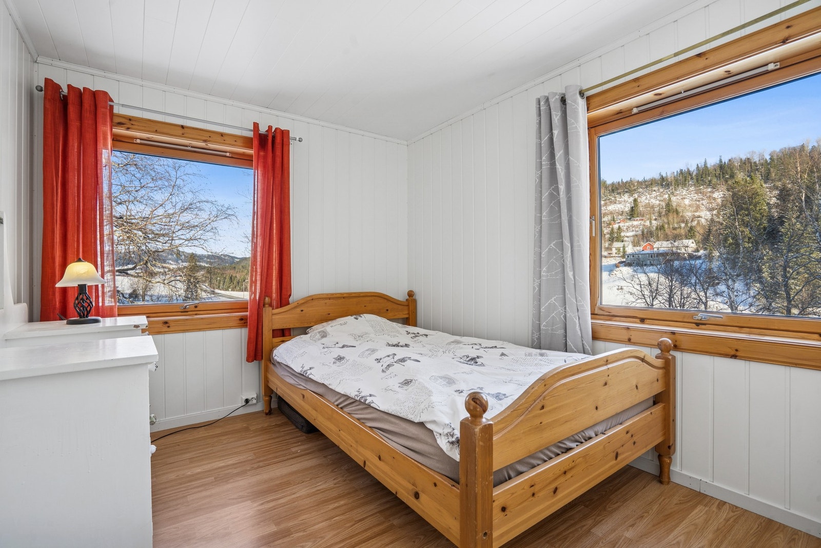 Laminat på gulv, malt overflate på vegger og malt overflate i himling. Galleribilde