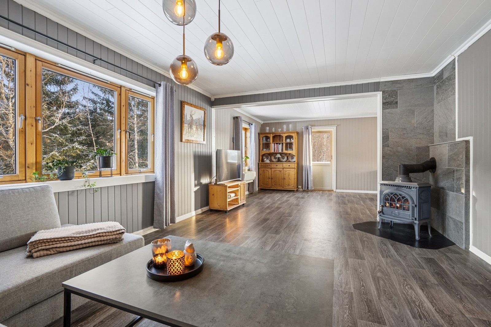 Stuen er delt opp i to soner og er på totalt 32 kvm. Galleribilde